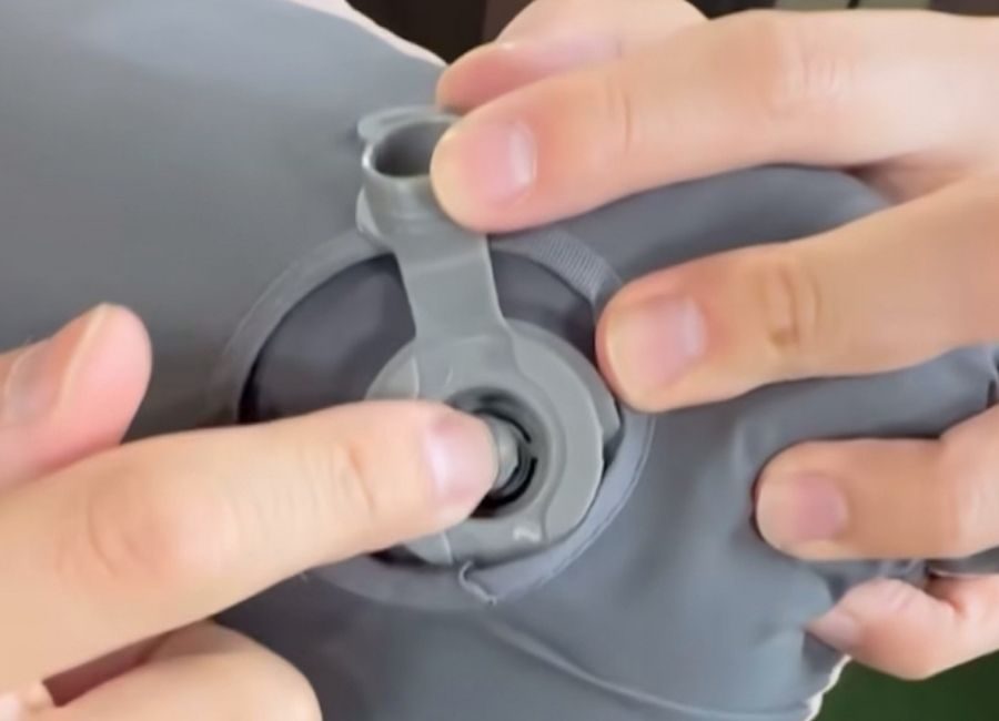 ワンプッシュで1秒排気できるニンジャピローのエアバルブ構造