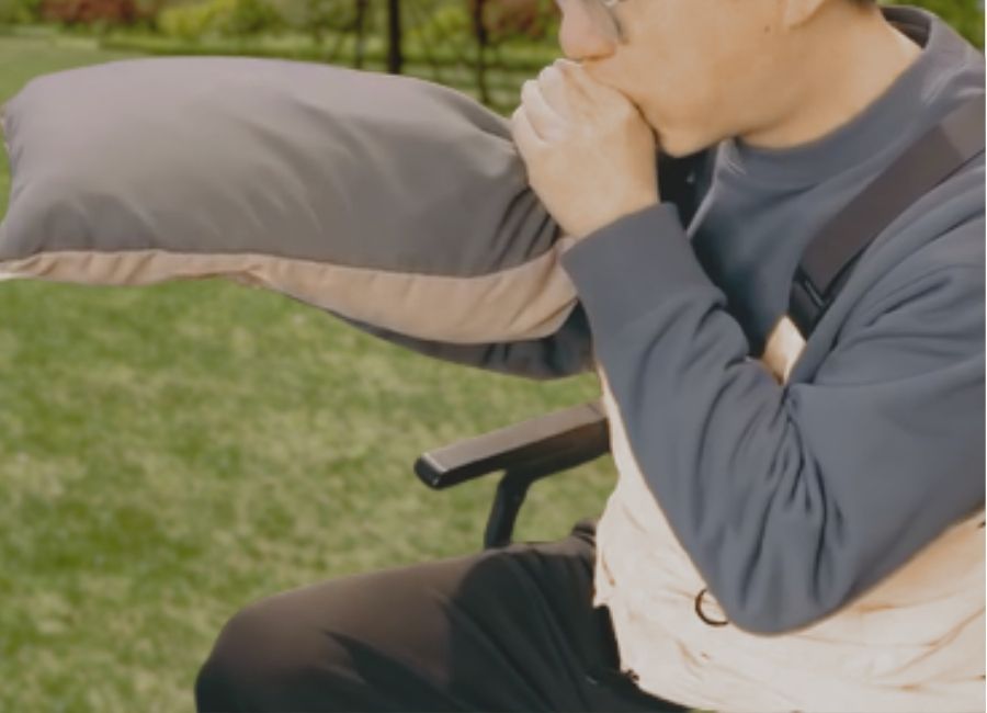 4回吹くだけで膨らむニンジャピローの簡単エア注入イメージ