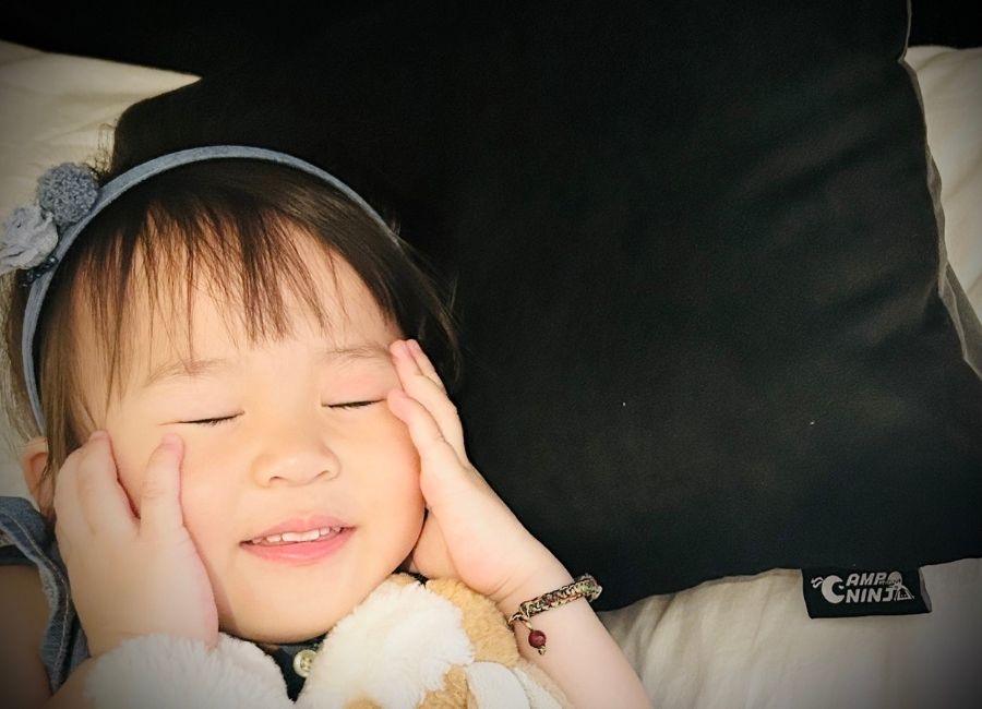 低反発ウレタンで子供でも快適に眠れるニンジャピロー使用イメージ
